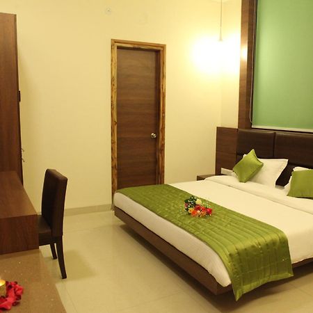 Hotel Golden Fern ปาเตียลา ภายนอก รูปภาพ