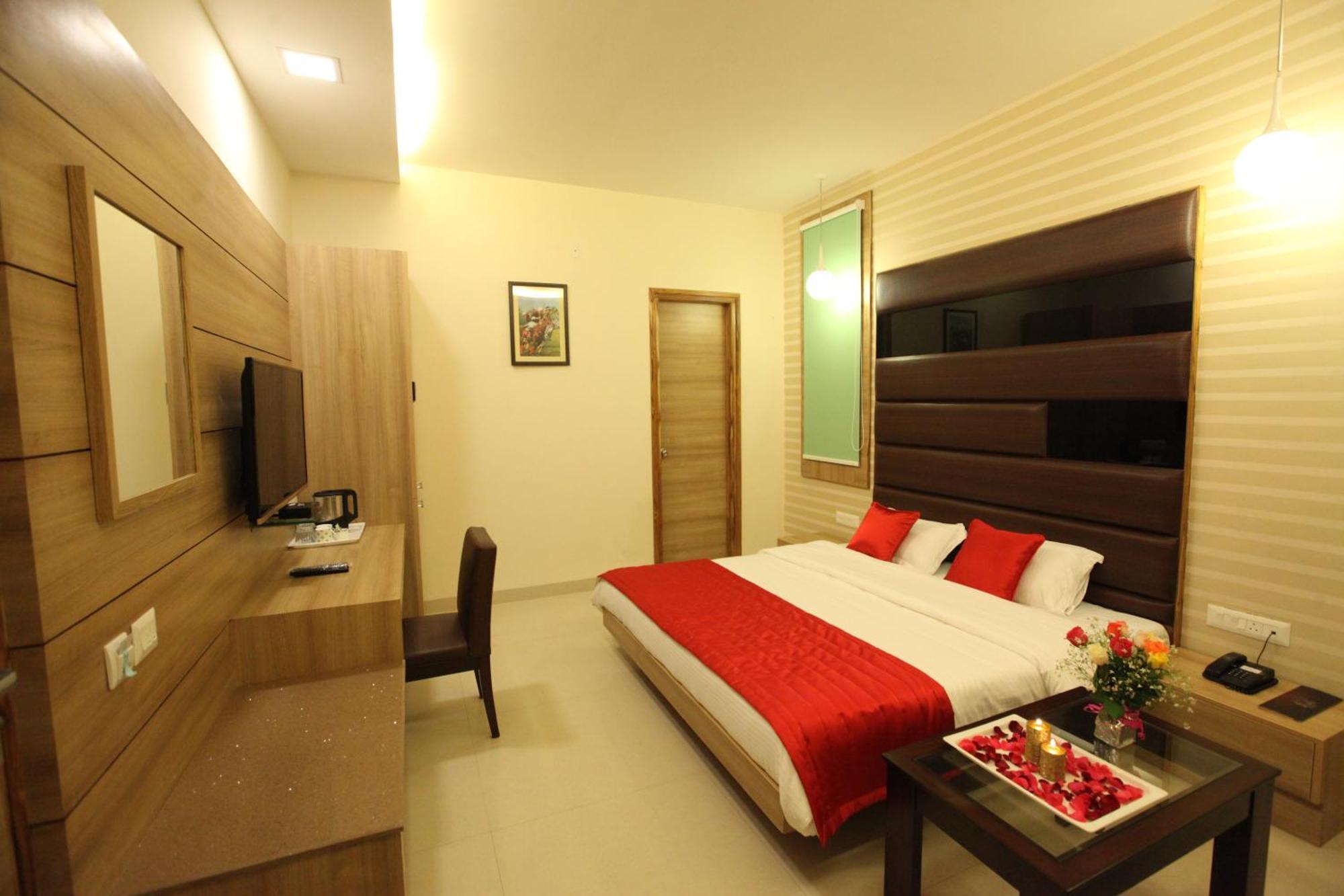 Hotel Golden Fern ปาเตียลา ภายนอก รูปภาพ
