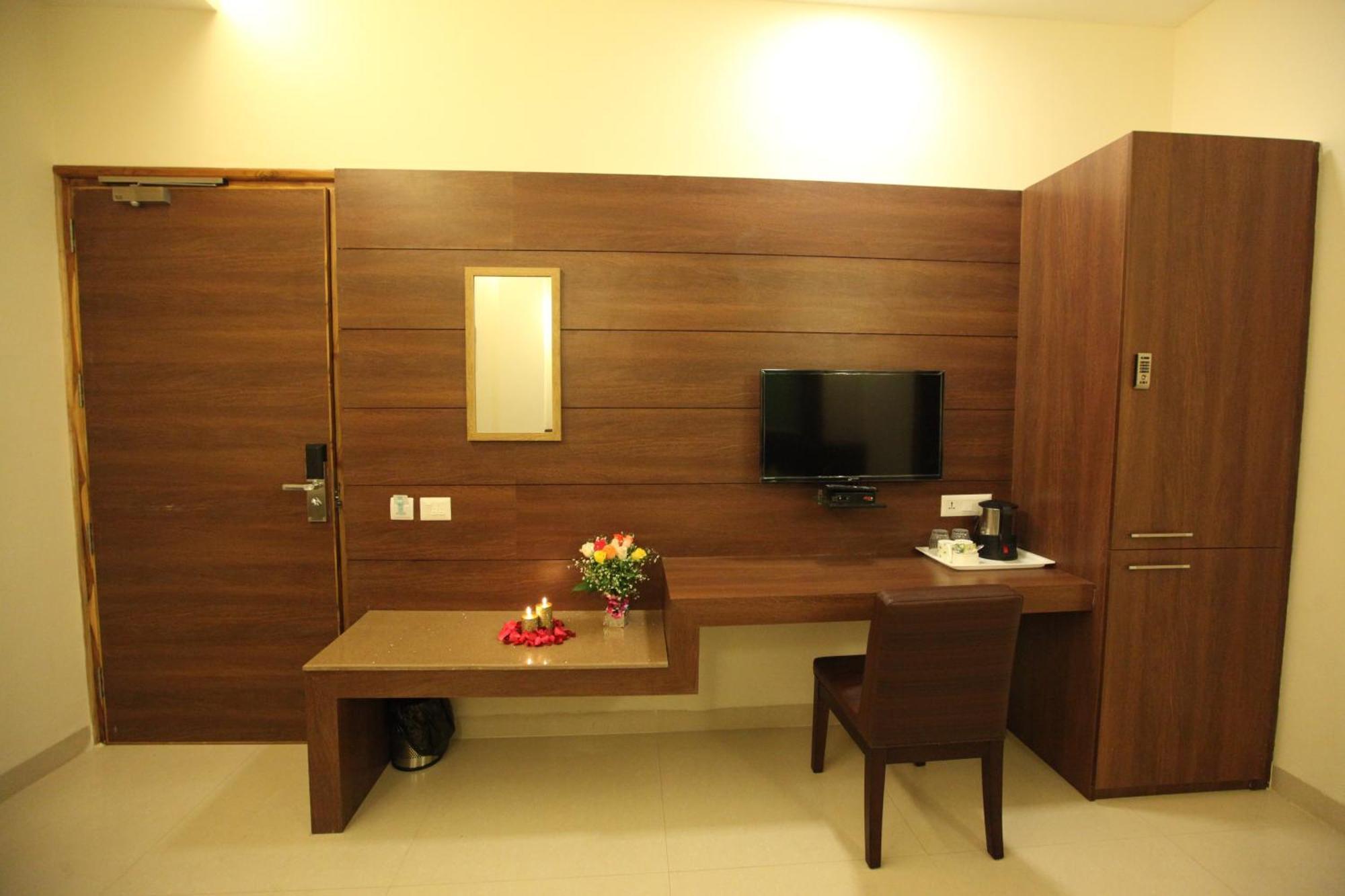 Hotel Golden Fern ปาเตียลา ภายนอก รูปภาพ